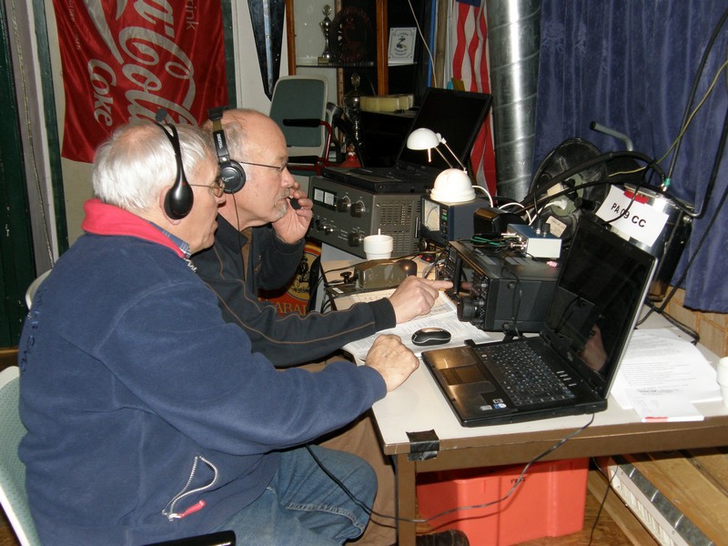 Jille PA1DV en Hans PA7HPH bezig met CW. 